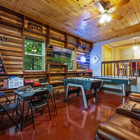 Beautiful Chalet With Fireplace And Large Game Room Гетлинбург Екстериор снимка