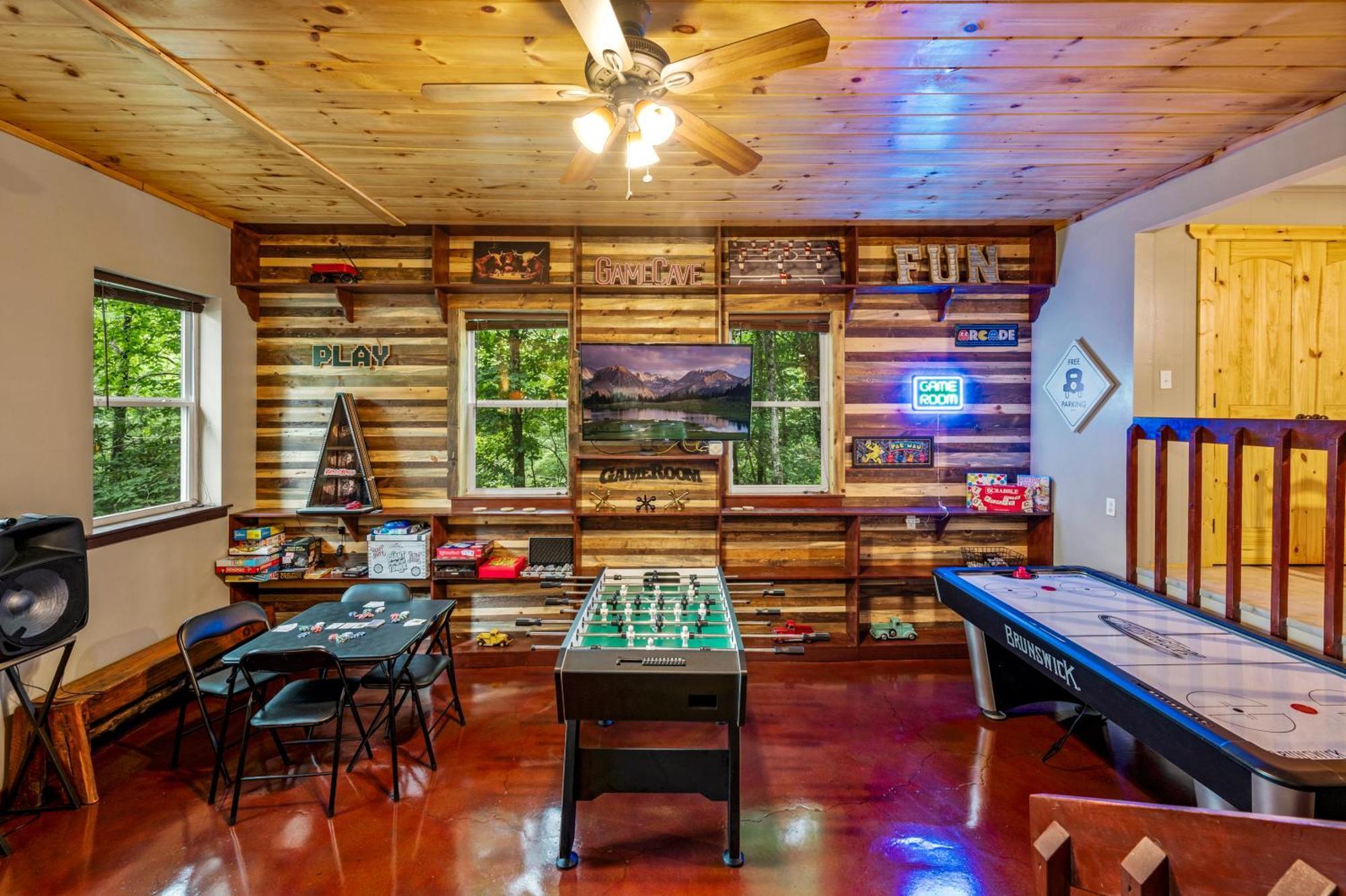 Beautiful Chalet With Fireplace And Large Game Room Гетлинбург Екстериор снимка