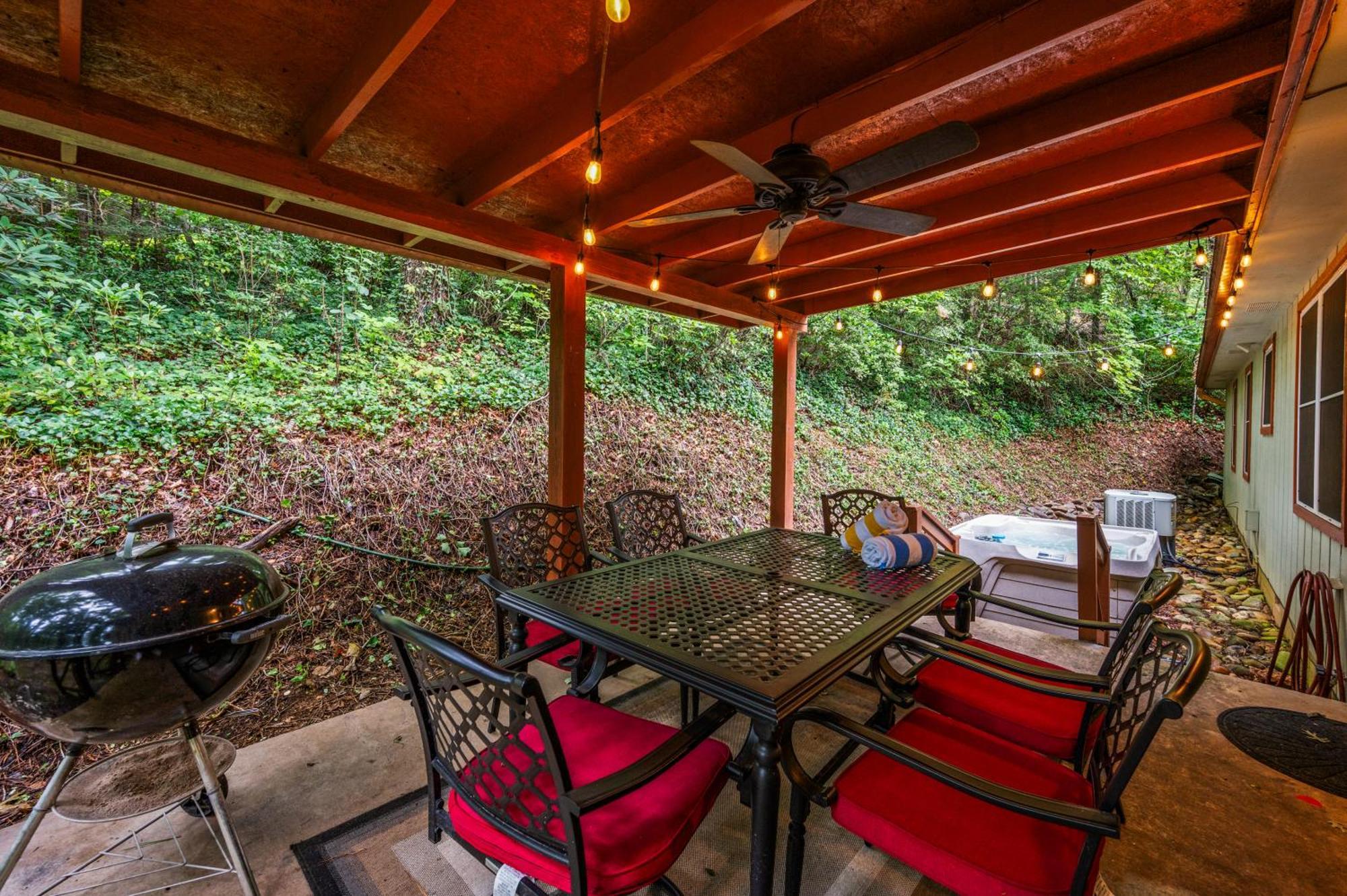 Beautiful Chalet With Fireplace And Large Game Room Гетлинбург Екстериор снимка