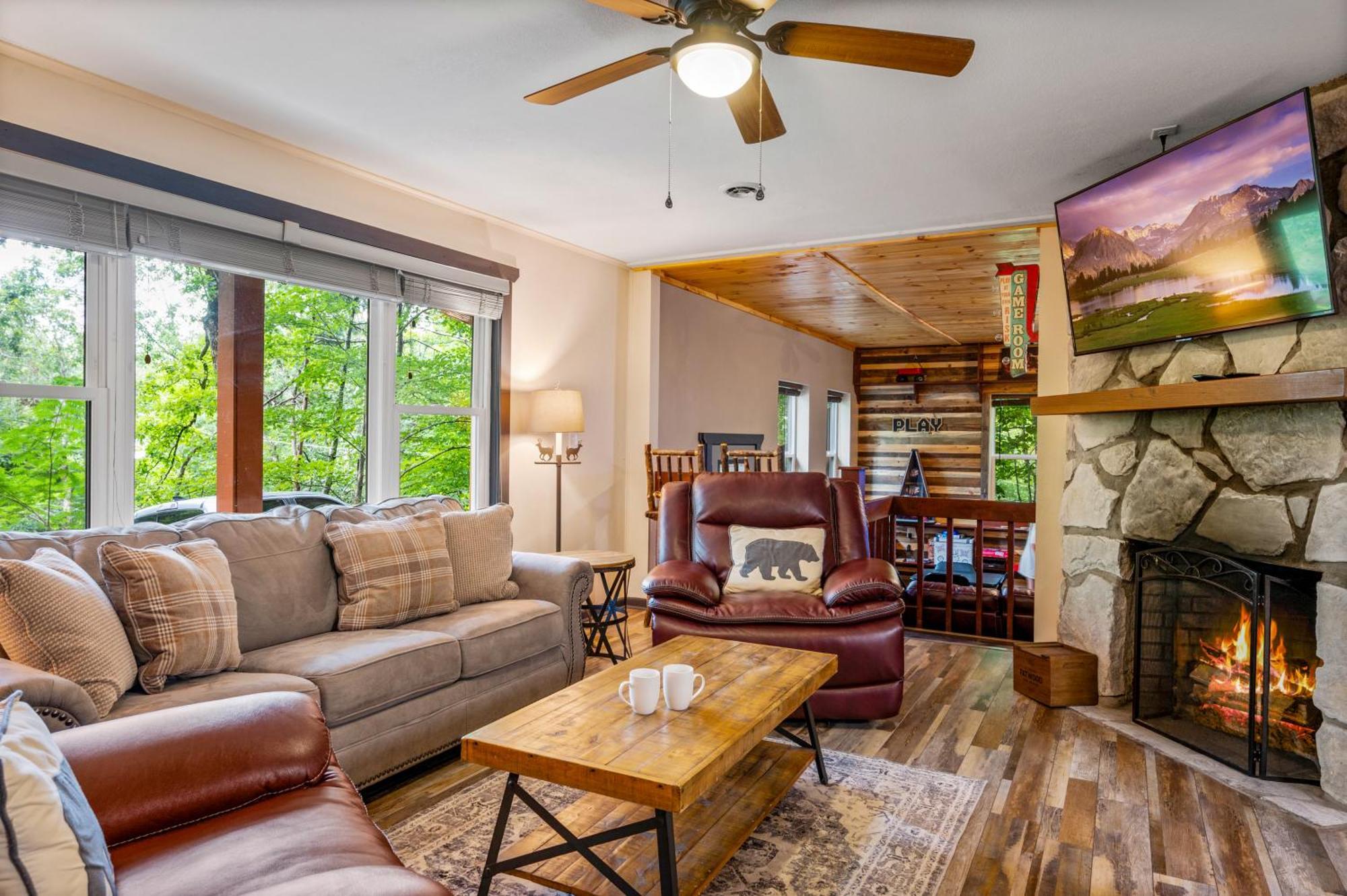 Beautiful Chalet With Fireplace And Large Game Room Гетлинбург Екстериор снимка