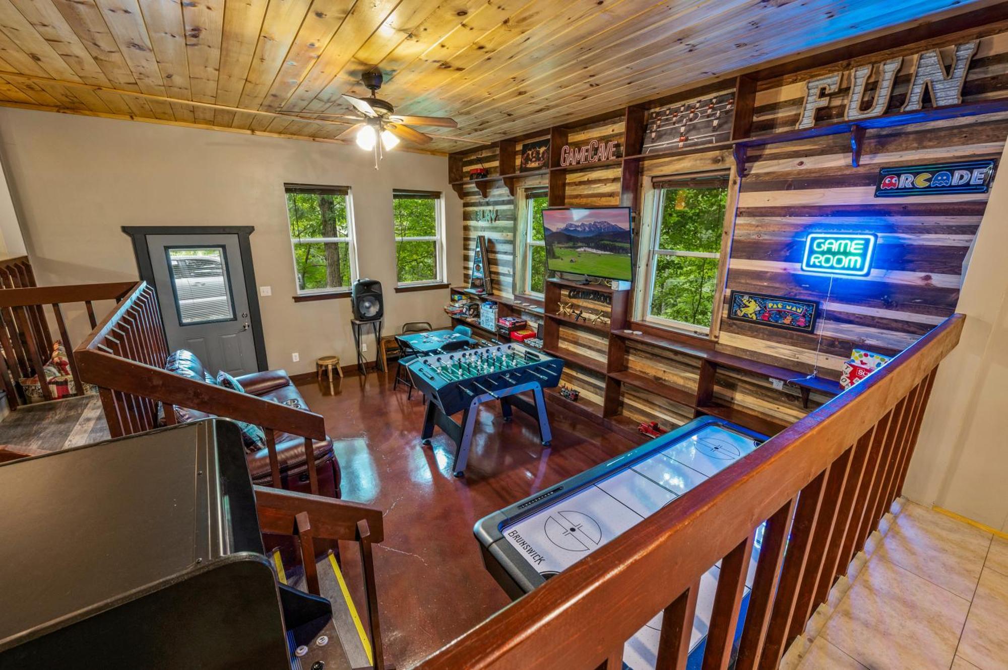 Beautiful Chalet With Fireplace And Large Game Room Гетлинбург Екстериор снимка