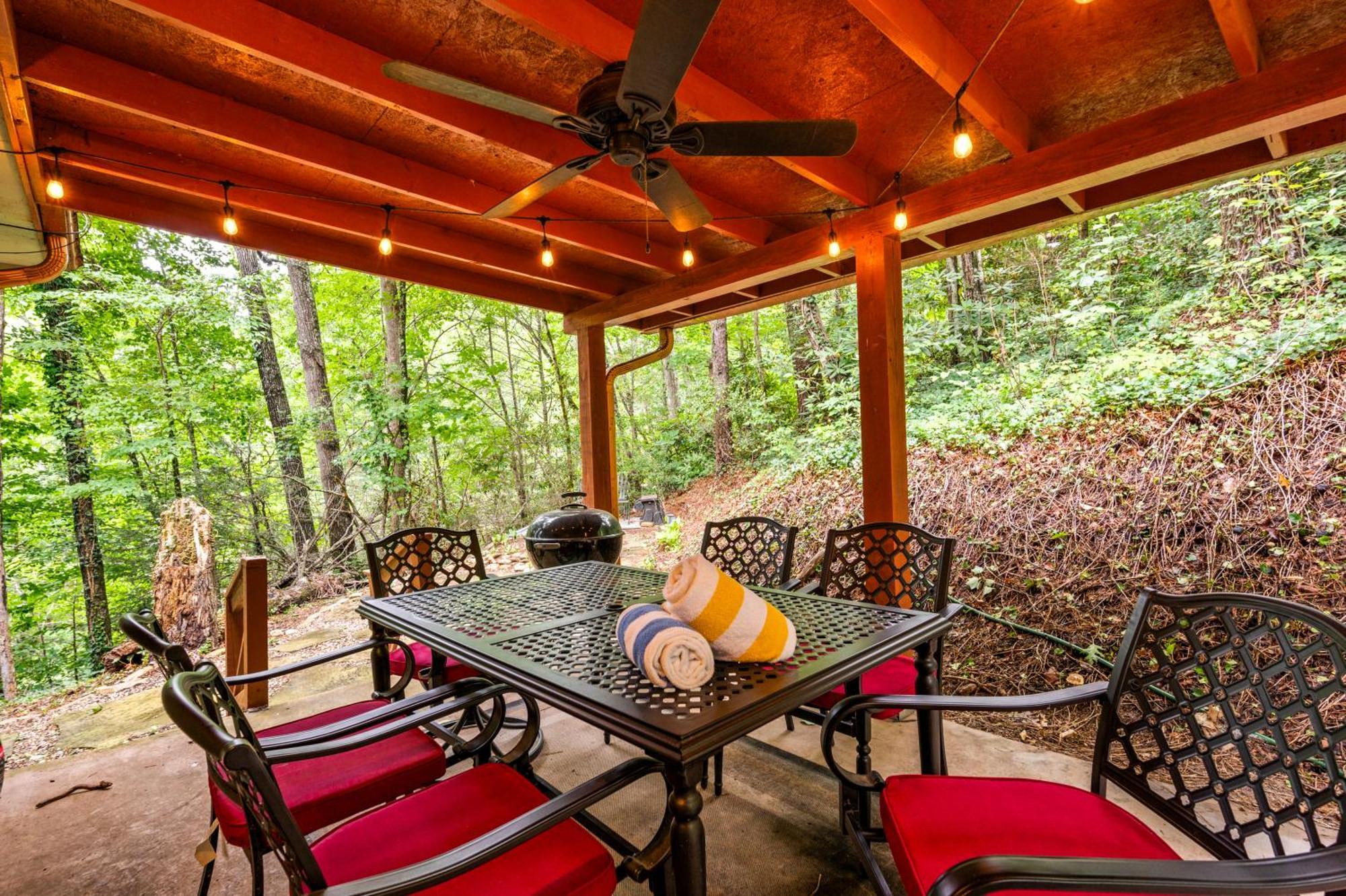 Beautiful Chalet With Fireplace And Large Game Room Гетлинбург Екстериор снимка