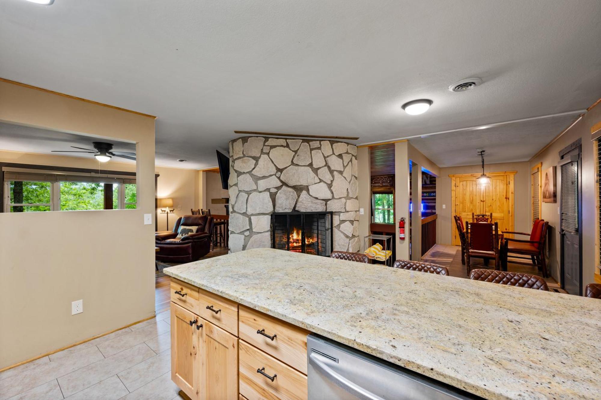 Beautiful Chalet With Fireplace And Large Game Room Гетлинбург Екстериор снимка