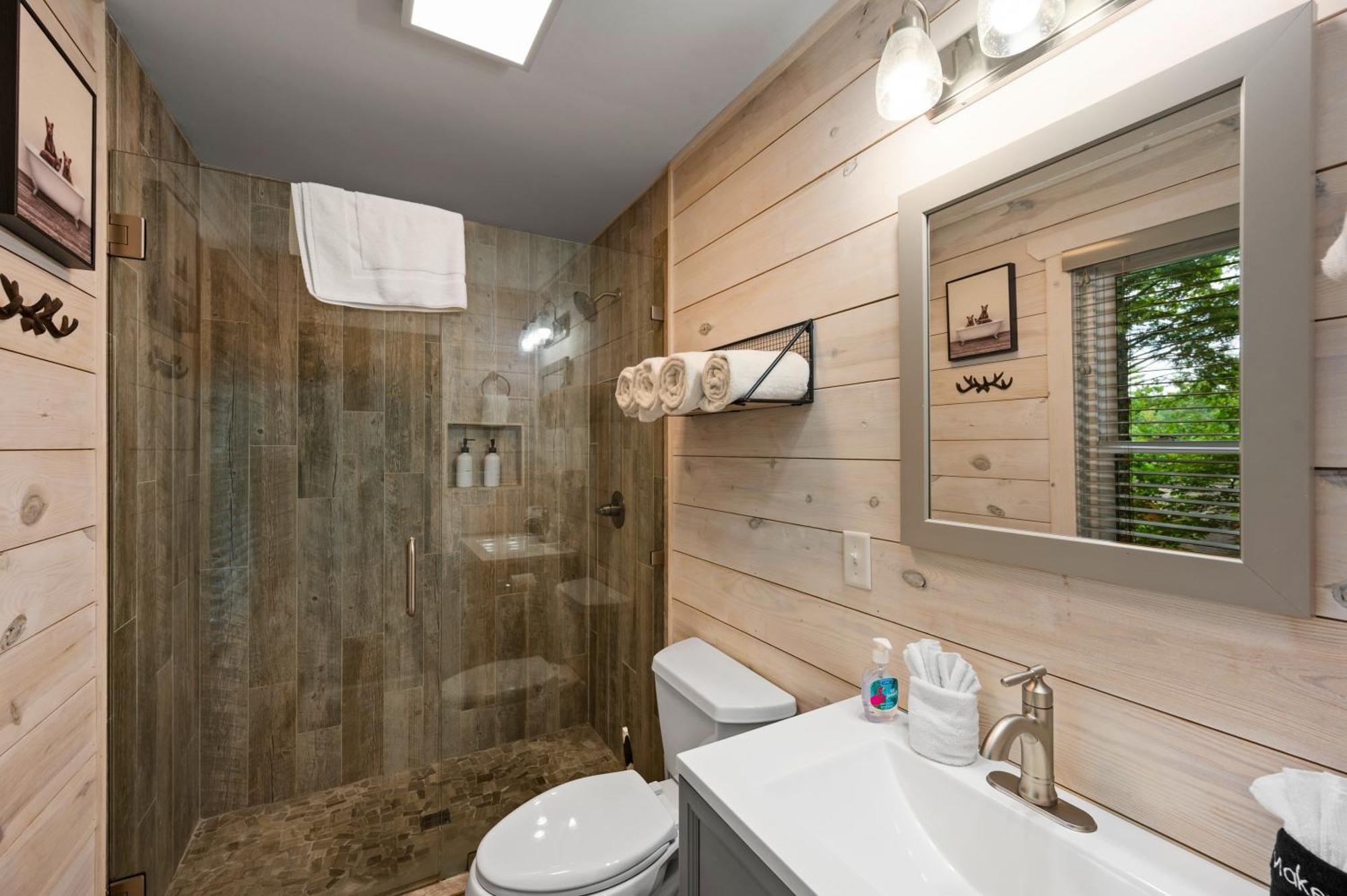 Beautiful Chalet With Fireplace And Large Game Room Гетлинбург Екстериор снимка
