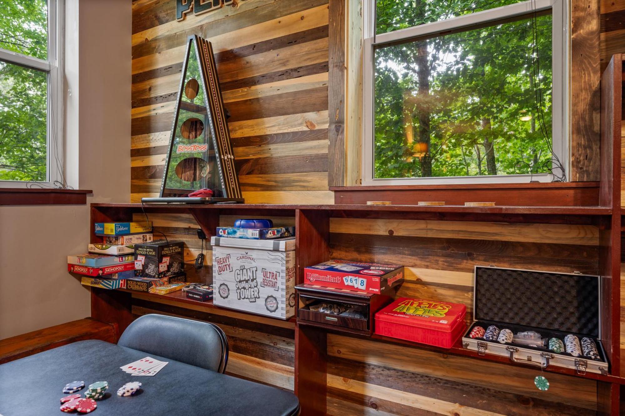 Beautiful Chalet With Fireplace And Large Game Room Гетлинбург Екстериор снимка