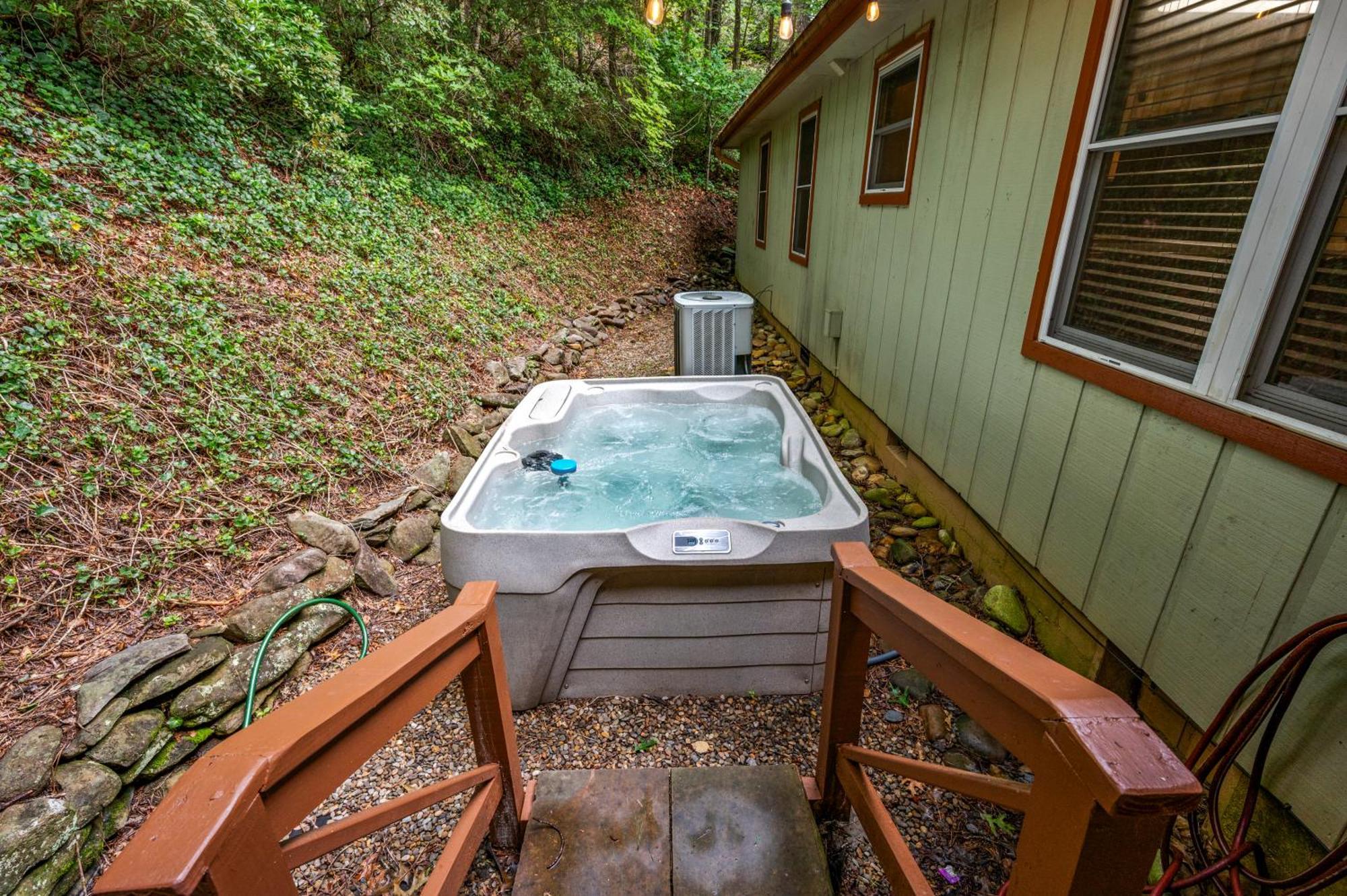 Beautiful Chalet With Fireplace And Large Game Room Гетлинбург Екстериор снимка