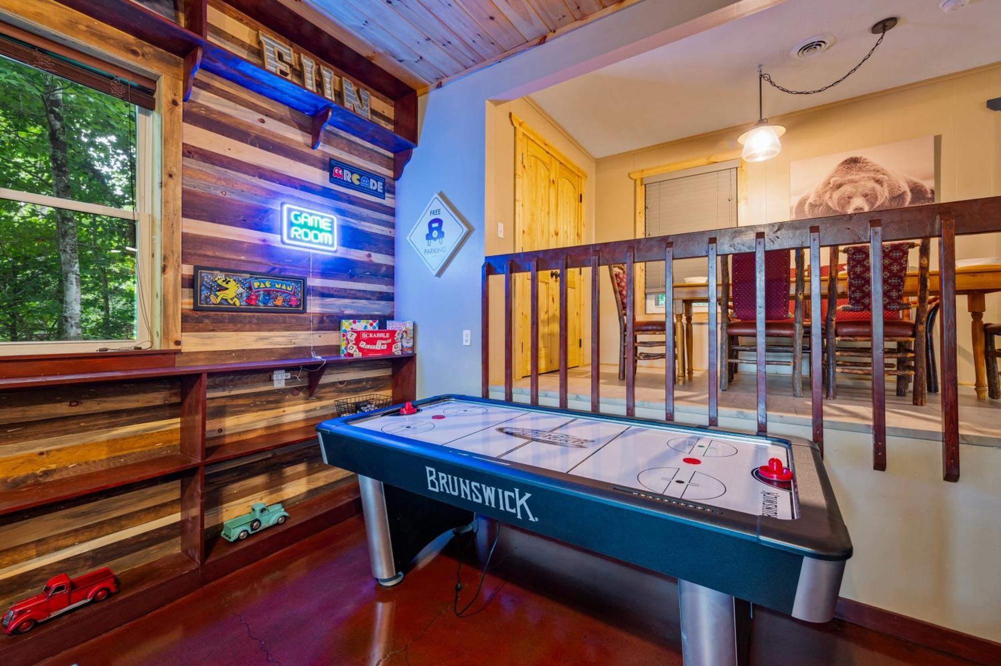 Beautiful Chalet With Fireplace And Large Game Room Гетлинбург Екстериор снимка