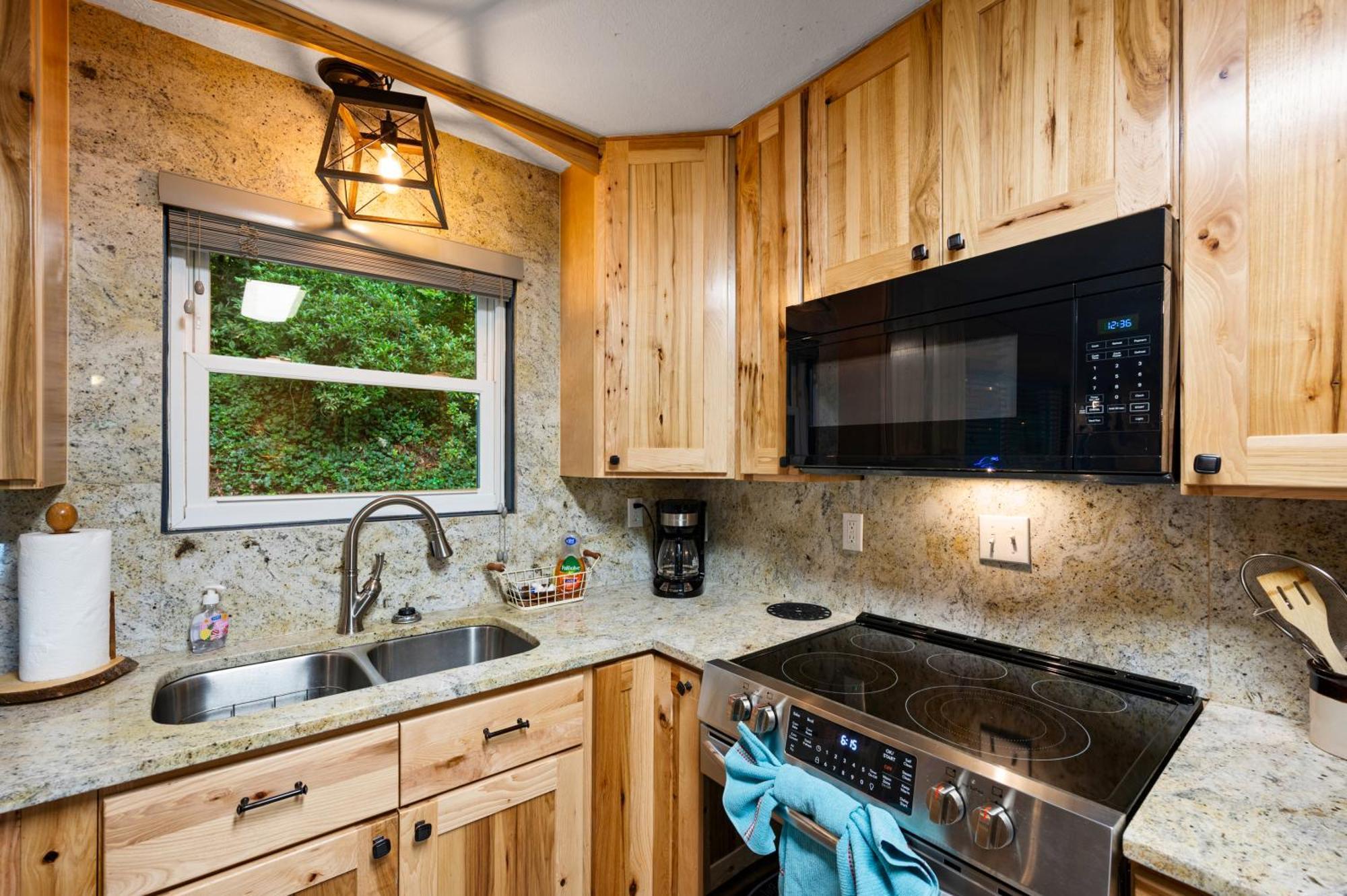 Beautiful Chalet With Fireplace And Large Game Room Гетлинбург Екстериор снимка