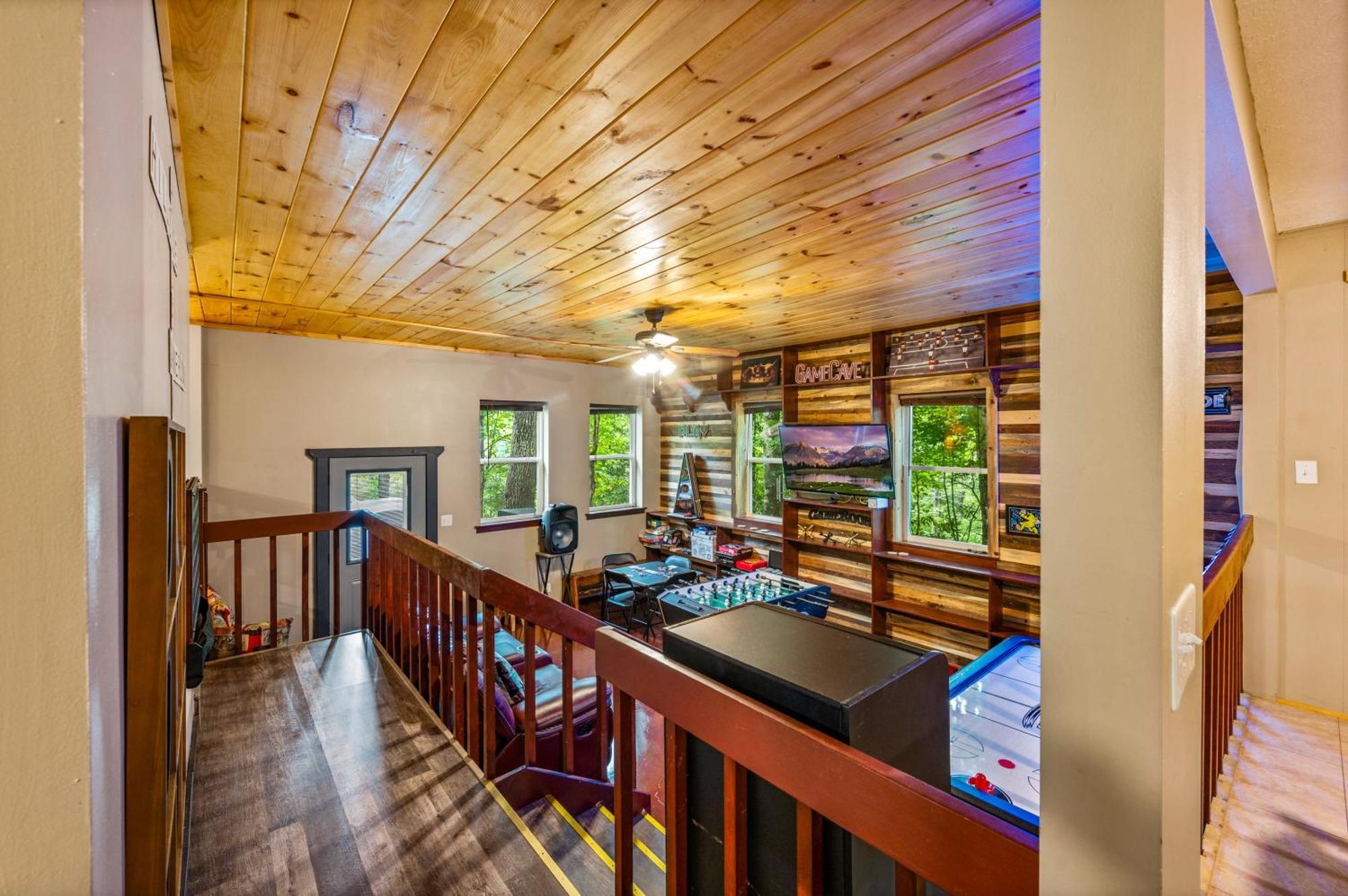 Beautiful Chalet With Fireplace And Large Game Room Гетлинбург Екстериор снимка
