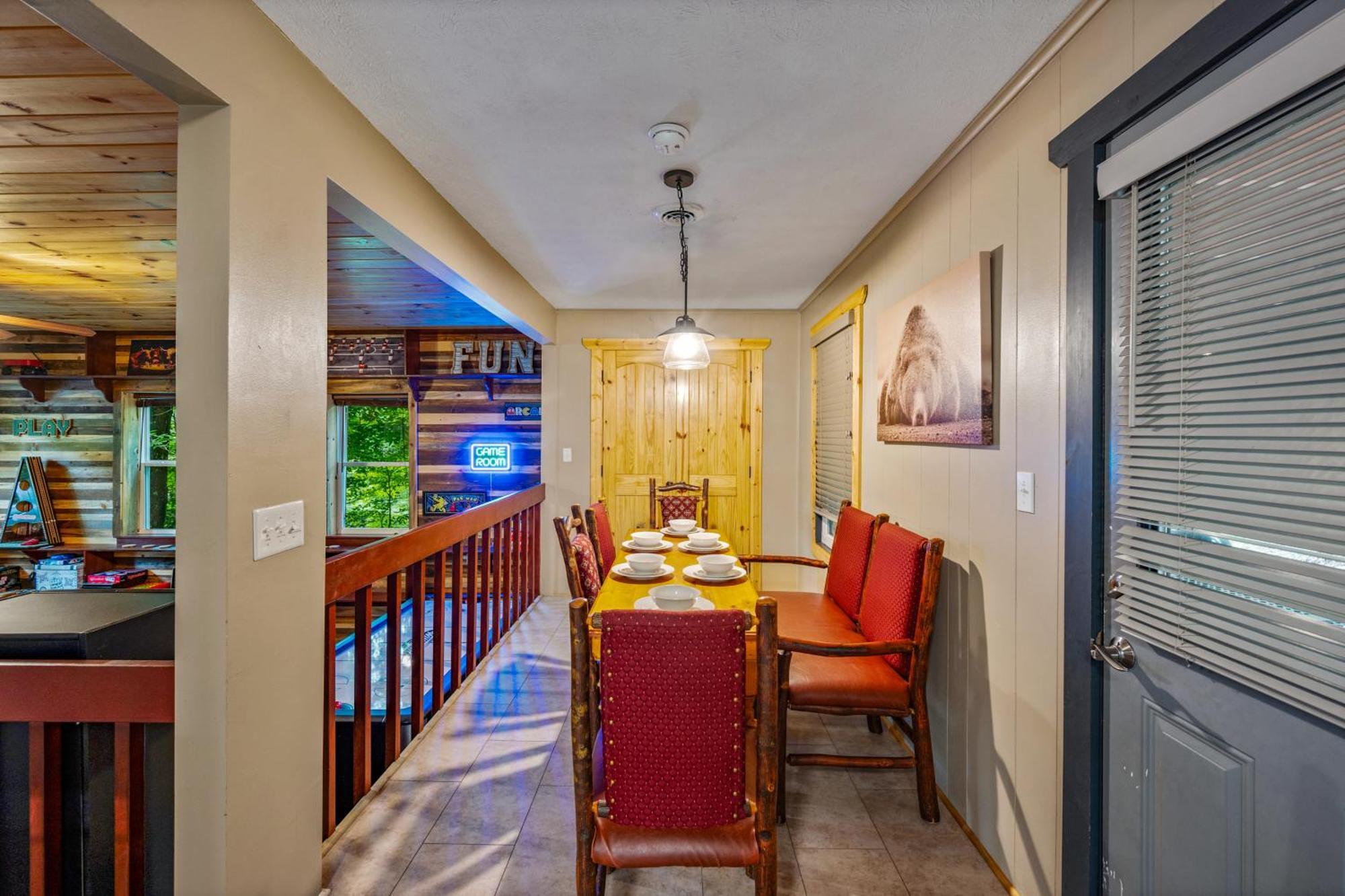 Beautiful Chalet With Fireplace And Large Game Room Гетлинбург Екстериор снимка