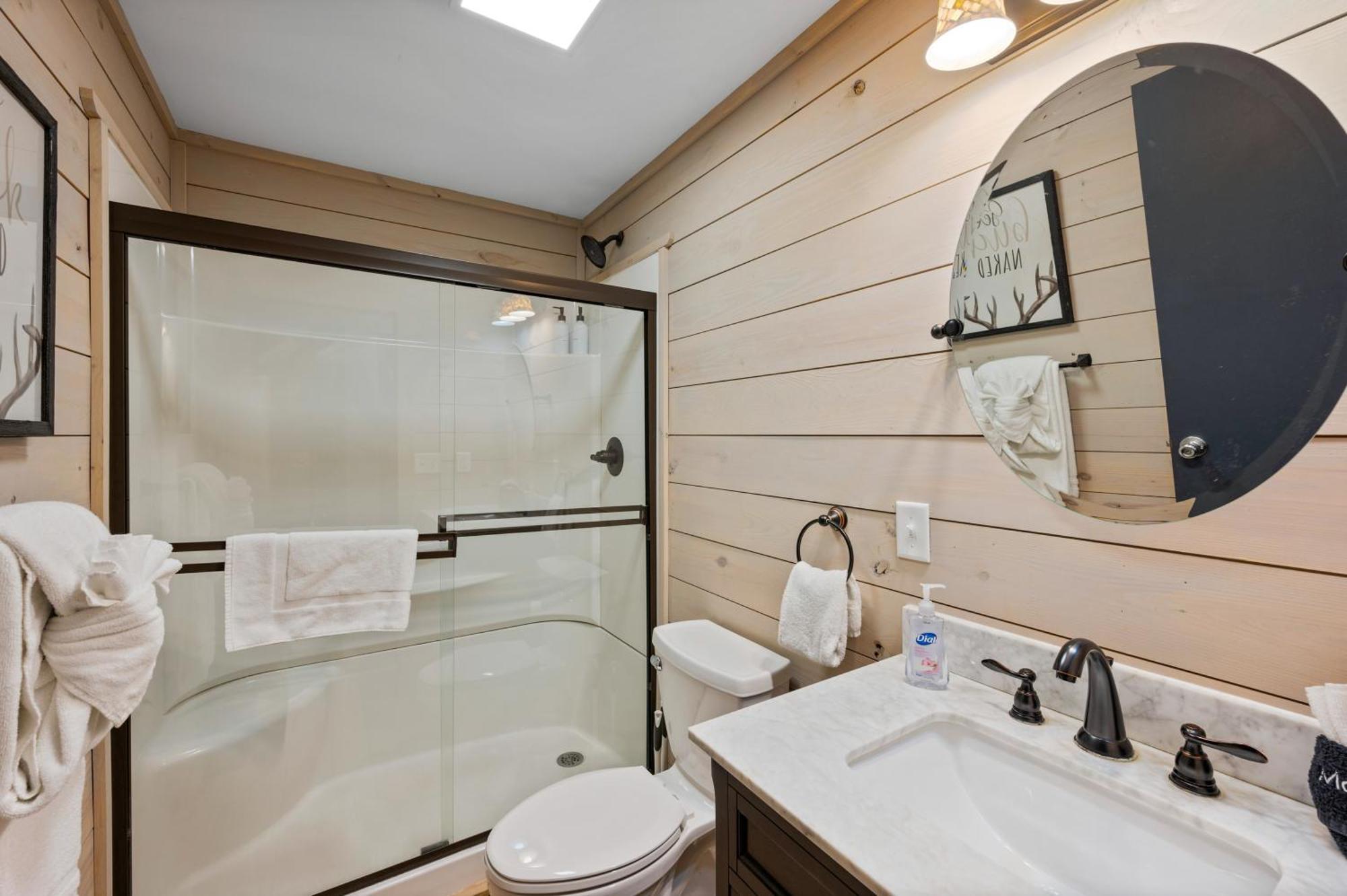 Beautiful Chalet With Fireplace And Large Game Room Гетлинбург Екстериор снимка